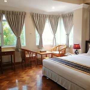 Grand Laurel Hotel